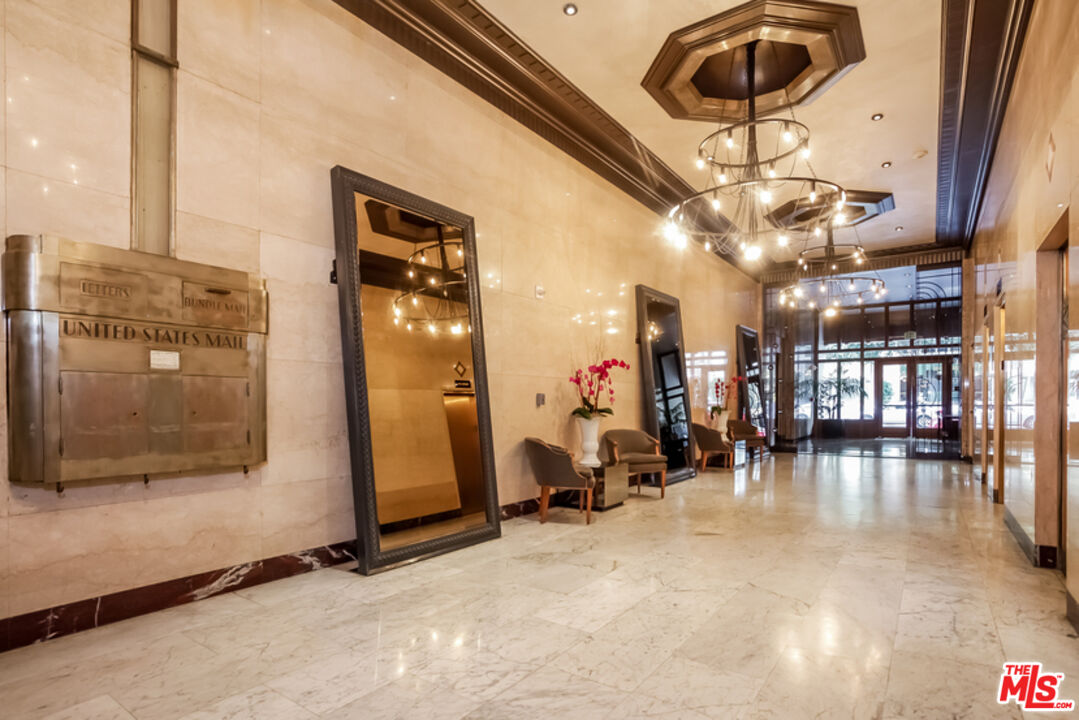 460 South Spring Street, Unit 608 Los Angeles, CA 90013 - Photo 23 of 31 a view of a room with gym equipment