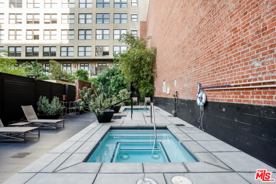 460 South Spring Street, Unit 608 Los Angeles, CA 90013 - Photo 29 of 31 a view of balcony with couch