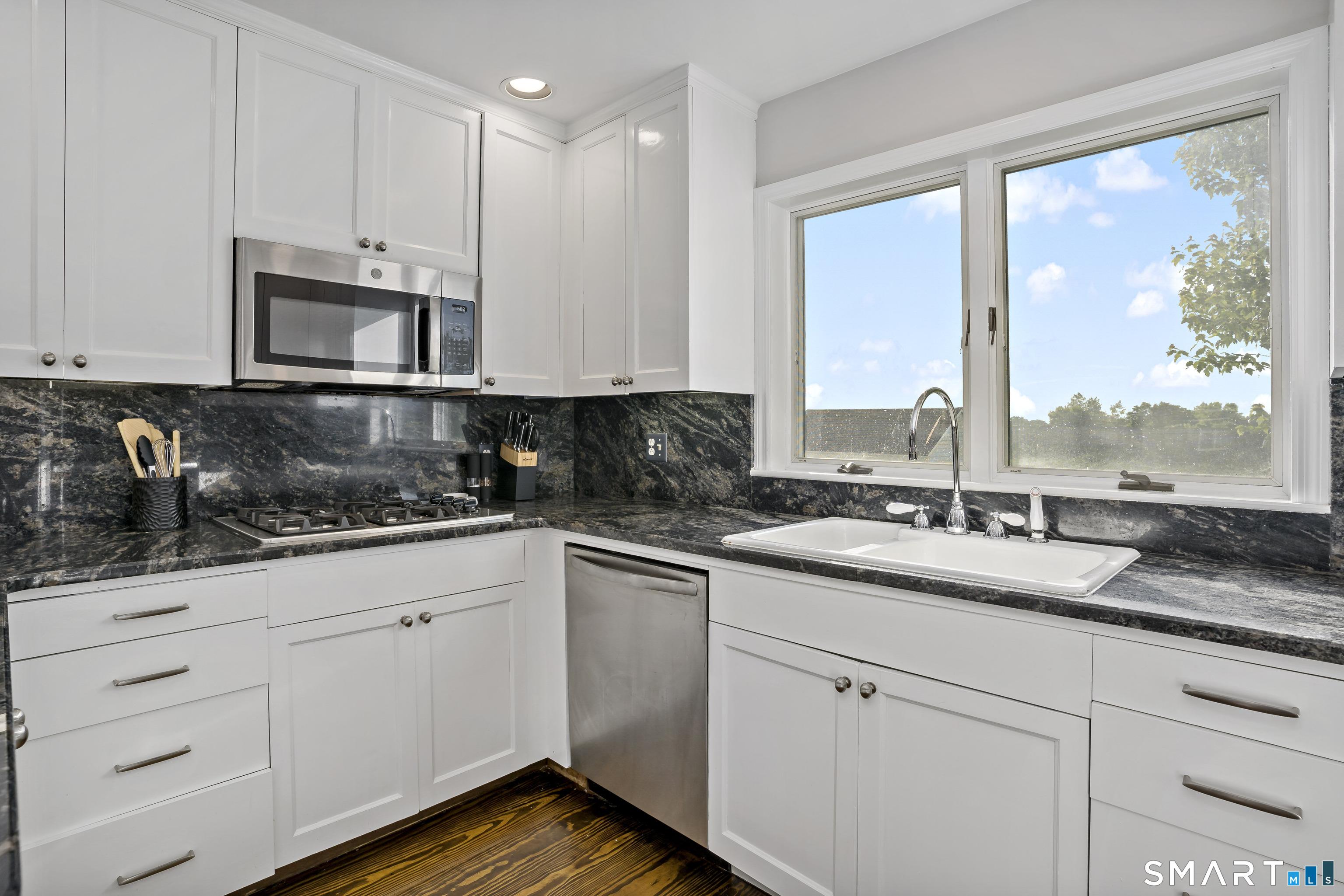 1016 Fairfield Beach Road Fairfield, CT 06824 - Photo 20 of 21