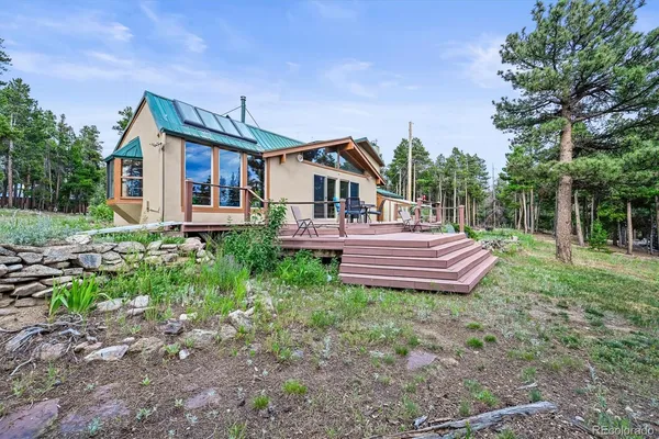 a view of a house with backyard