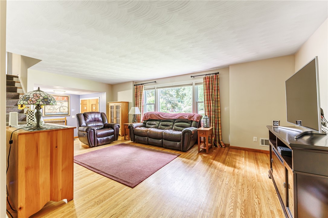 8 Meeting House Road Perinton, NY 14450 - Photo 7 of 40