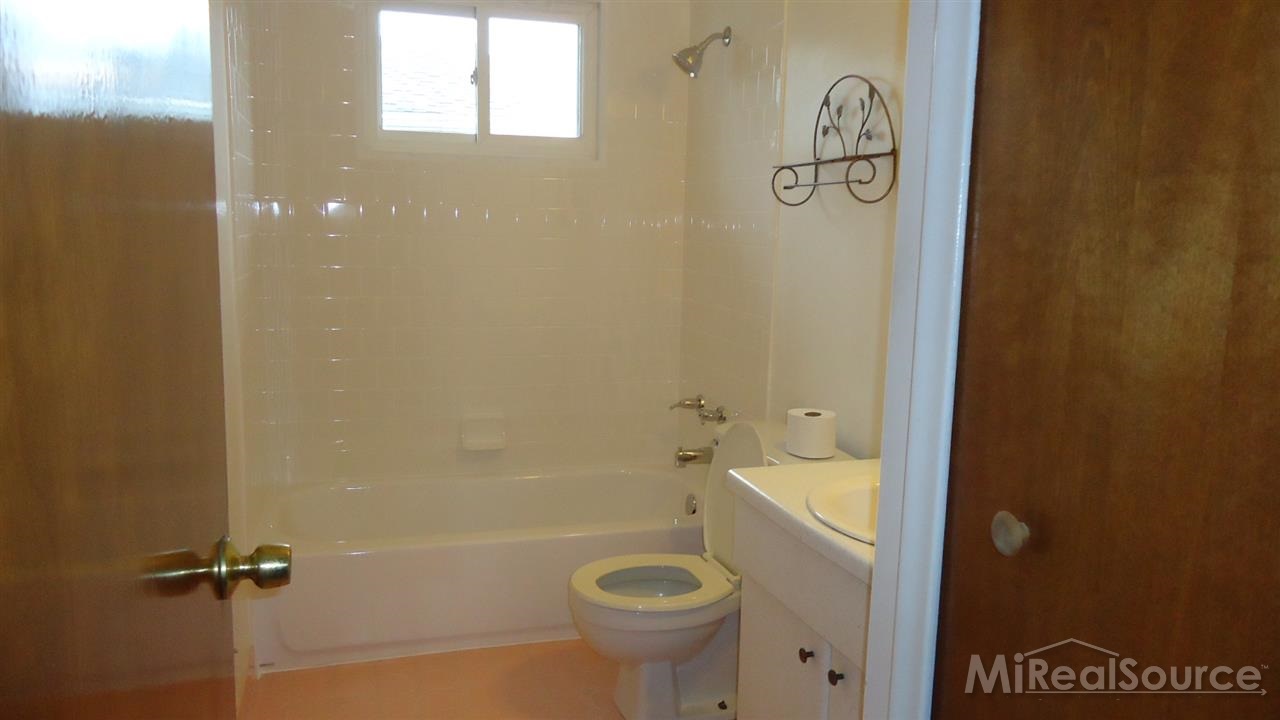 806 Chartier Road Marine City, MI 48039 - Photo 8 of 12 31219069-7.JPG