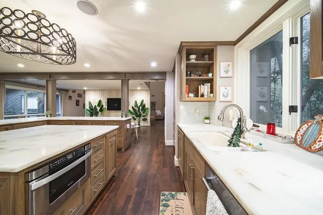 a large kitchen with kitchen island a large island in it