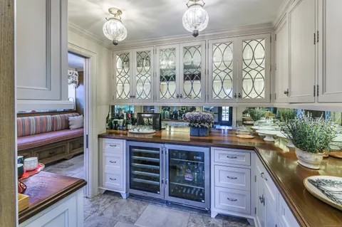 a kitchen that has a lot of cabinets in it