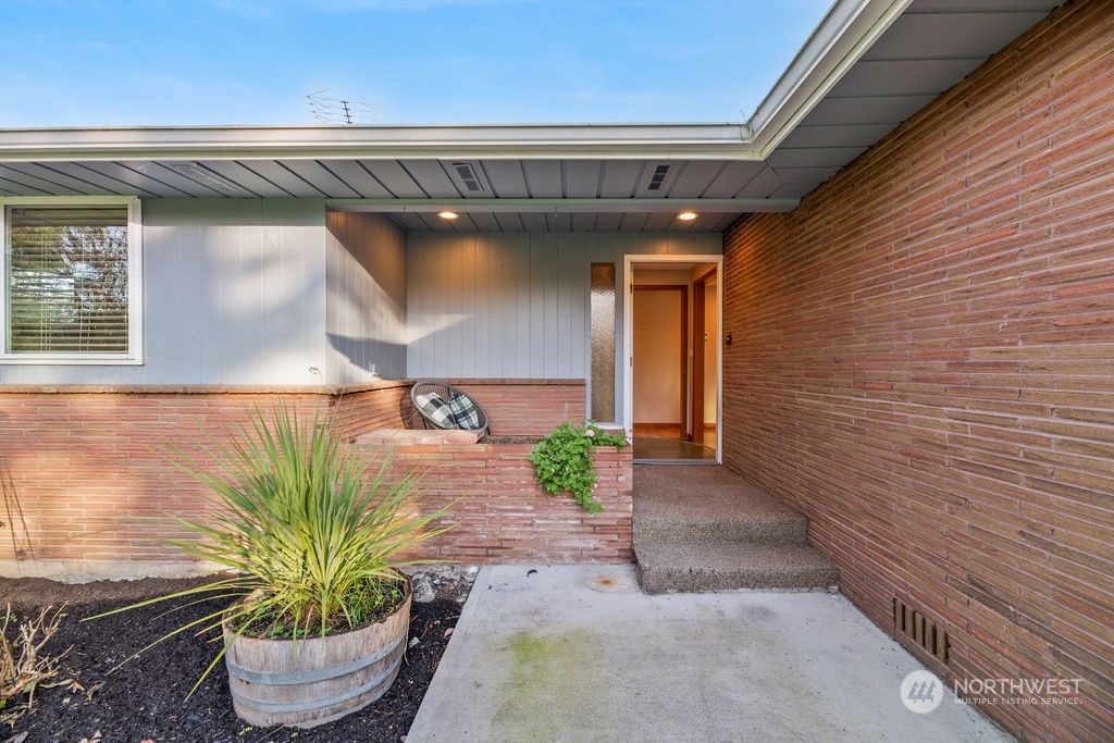 16303 Roosevelt Road Snohomish, WA 98290 - Photo 4 of 36 a front view of a house with a potted plant