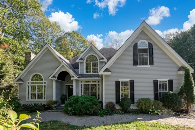 a view of house with garden