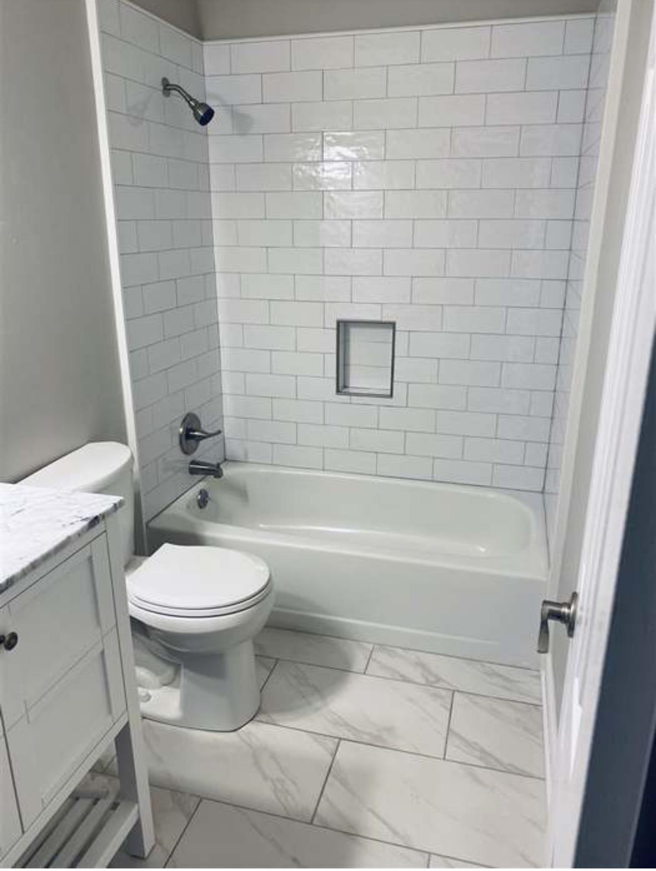 7001 Rockingham Road Memphis, TN 38125 - Photo 7 of 9 a bathroom with a toilet and a bath tub