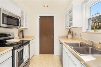 3247 Northeast 97th Street Seattle, WA 98115 - Photo 9 of 18