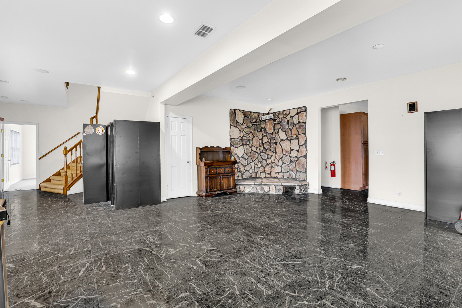 204 Rand Road Des Plaines, IL 60016 - Photo 4 of 21 Gallery Image 4