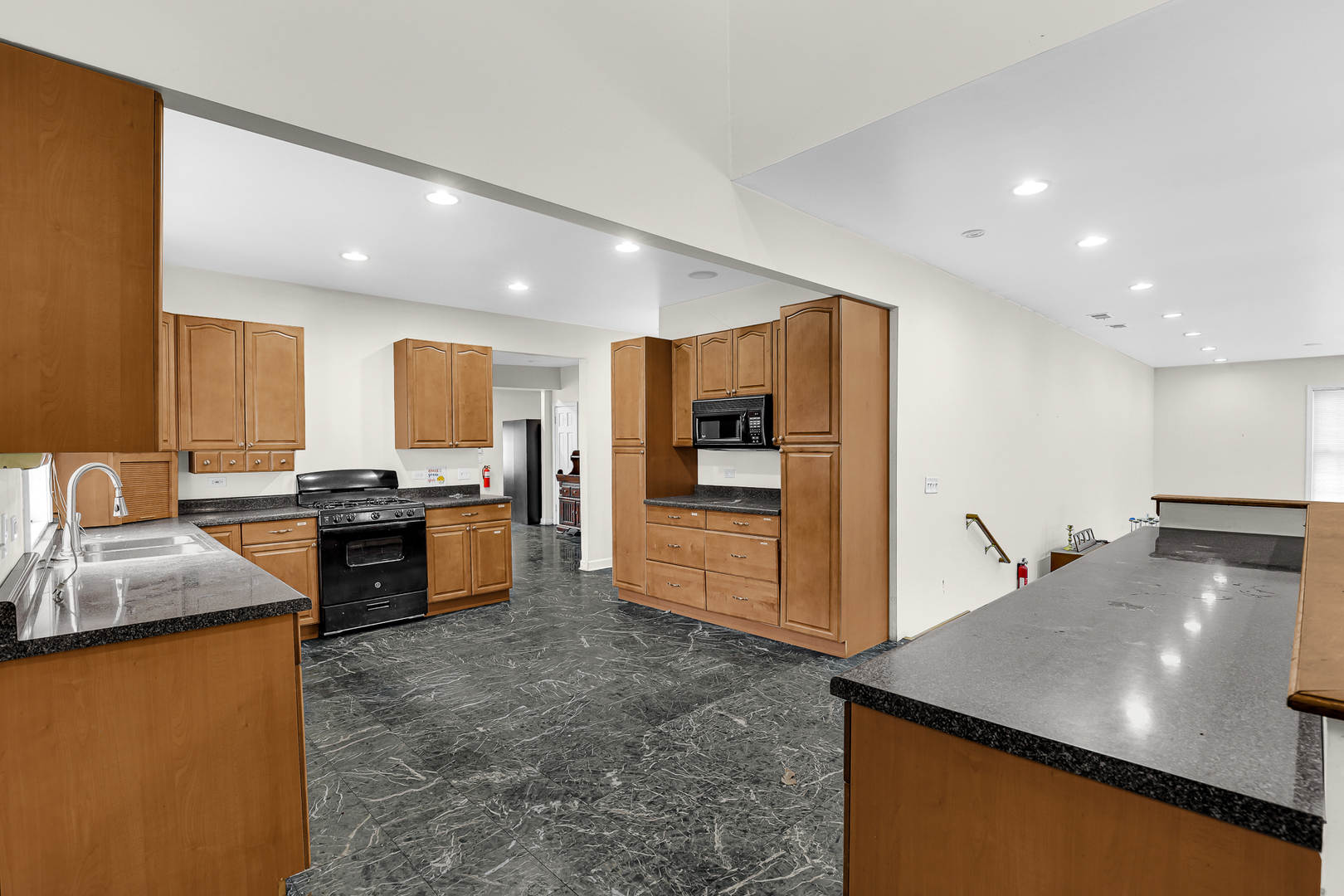 204 Rand Road Des Plaines, IL 60016 - Photo 6 of 21 Gallery Image 6