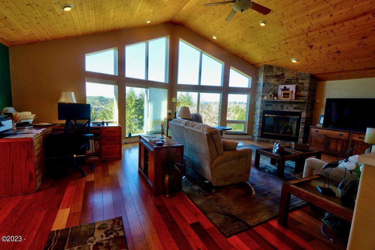 7555 Yaquina Bay Road Newport, OR 97365 - Photo 8 of 54 Living Room