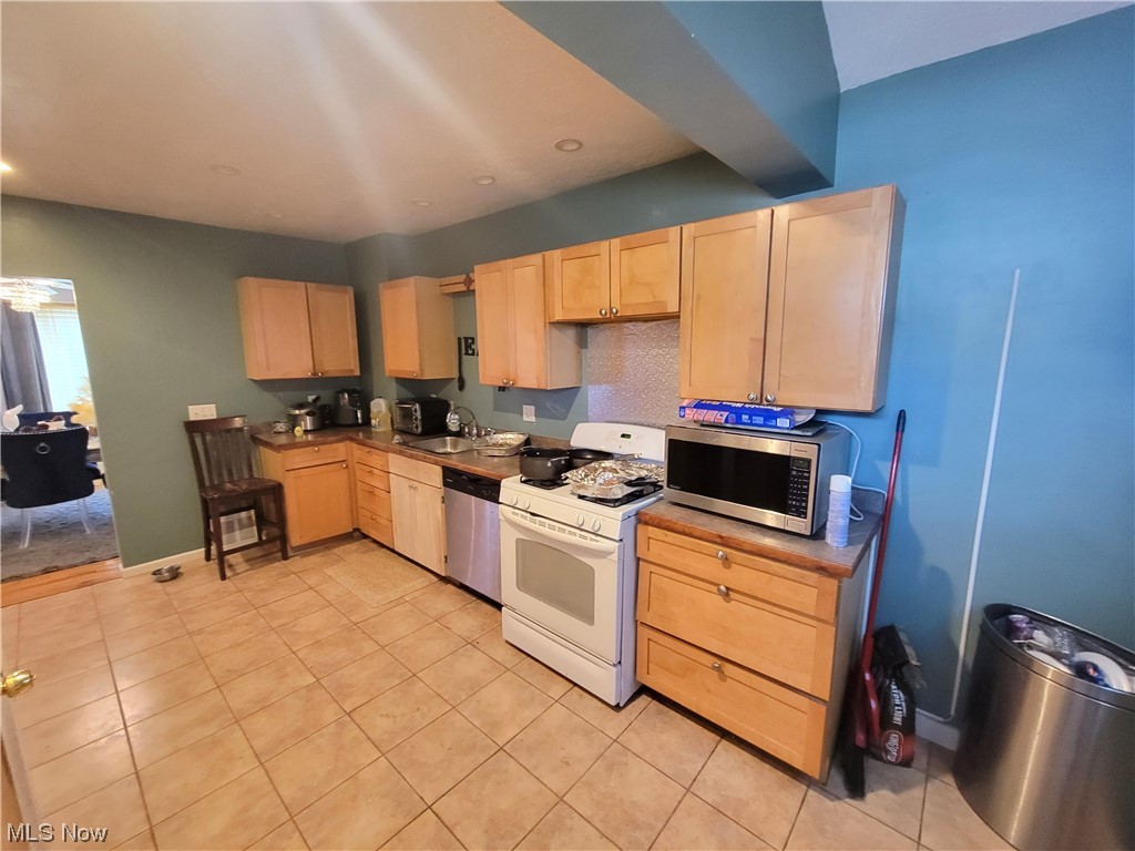 1166 Winston Road Cleveland, OH 44121 - Photo 14 of 24