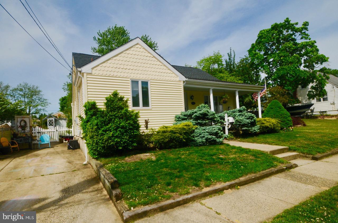 147 Kinsman Road Florence, NJ 08518 - Photo 1 of 60 Exterior Front and Driveway