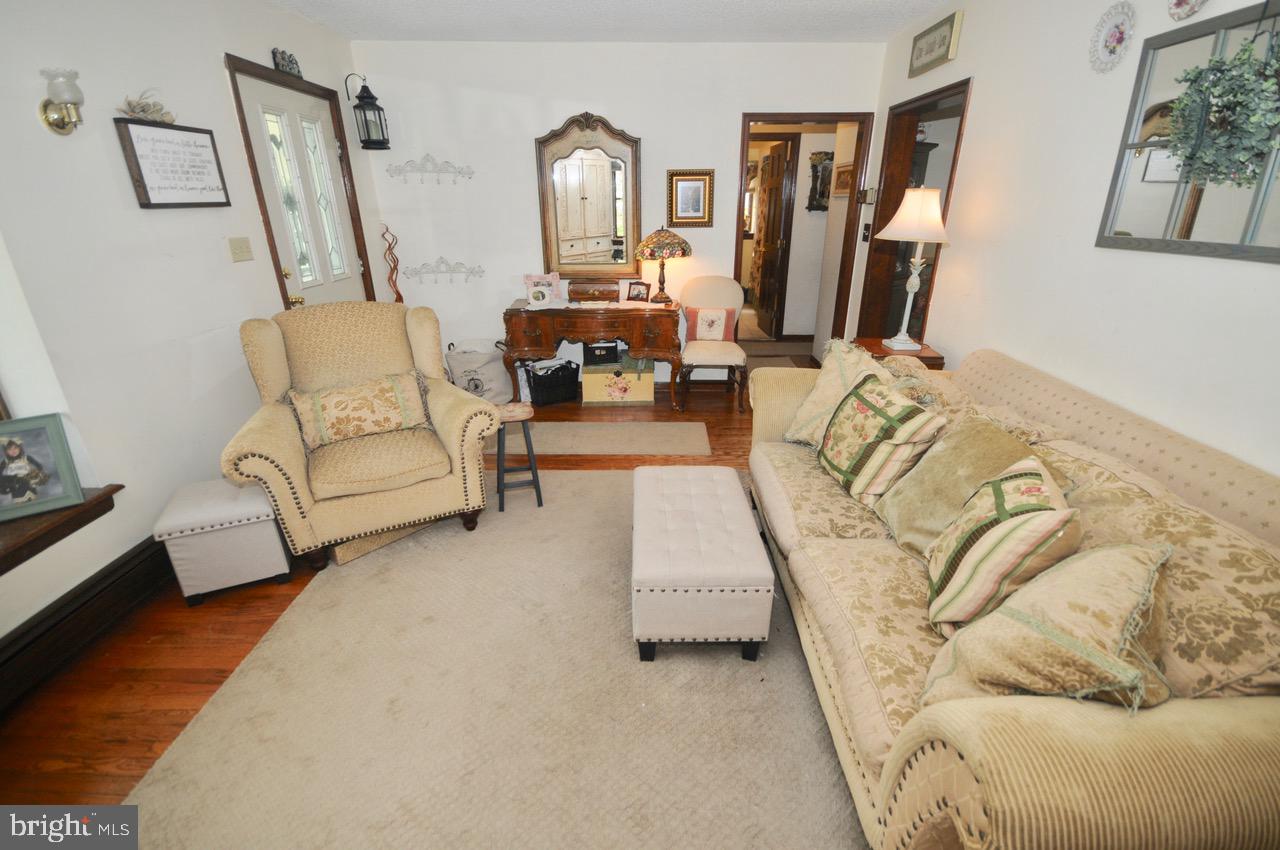 147 Kinsman Road Florence, NJ 08518 - Photo 12 of 60 Living Room