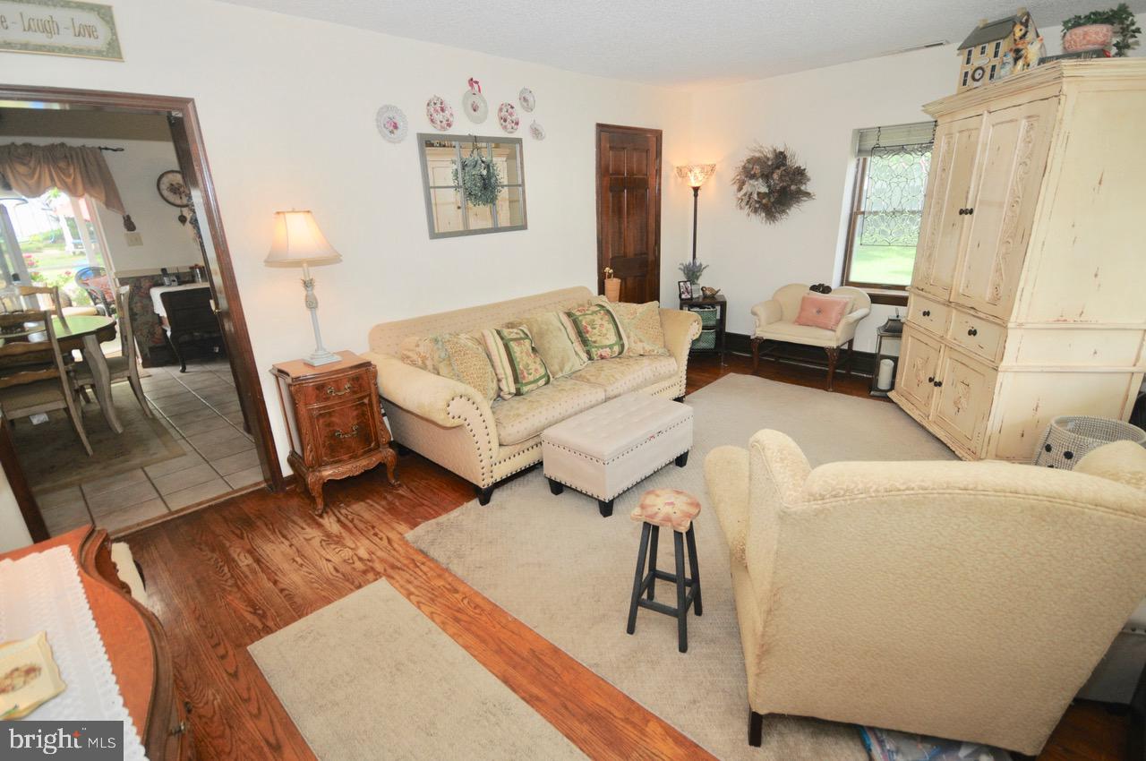 147 Kinsman Road Florence, NJ 08518 - Photo 13 of 60 Living Room to Kitchen