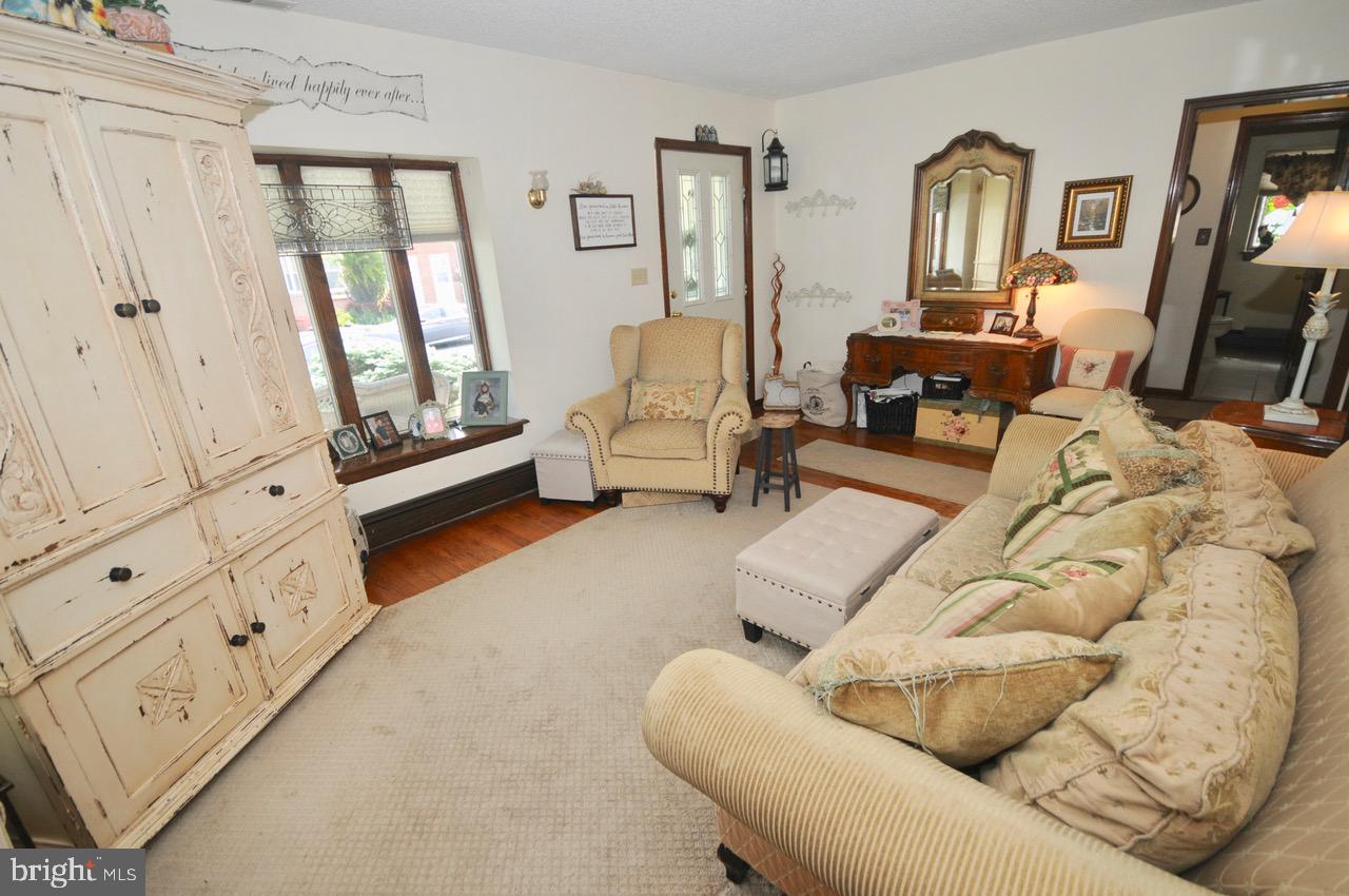147 Kinsman Road Florence, NJ 08518 - Photo 14 of 60 Living Room
