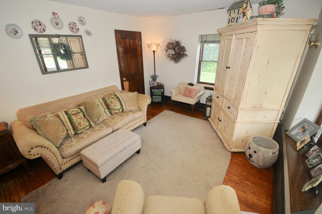 147 Kinsman Road Florence, NJ 08518 - Photo 15 of 60 Living Room