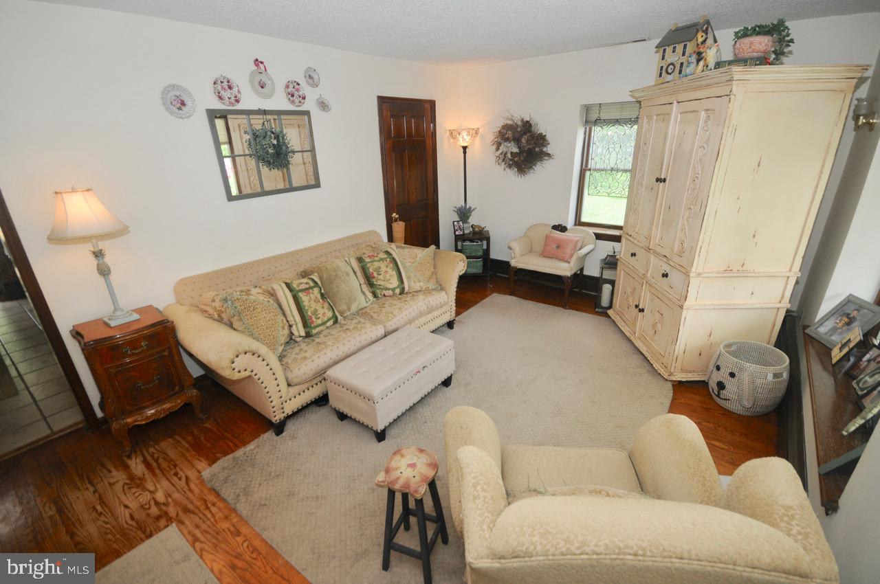 147 Kinsman Road Florence, NJ 08518 - Photo 16 of 60 Living Room