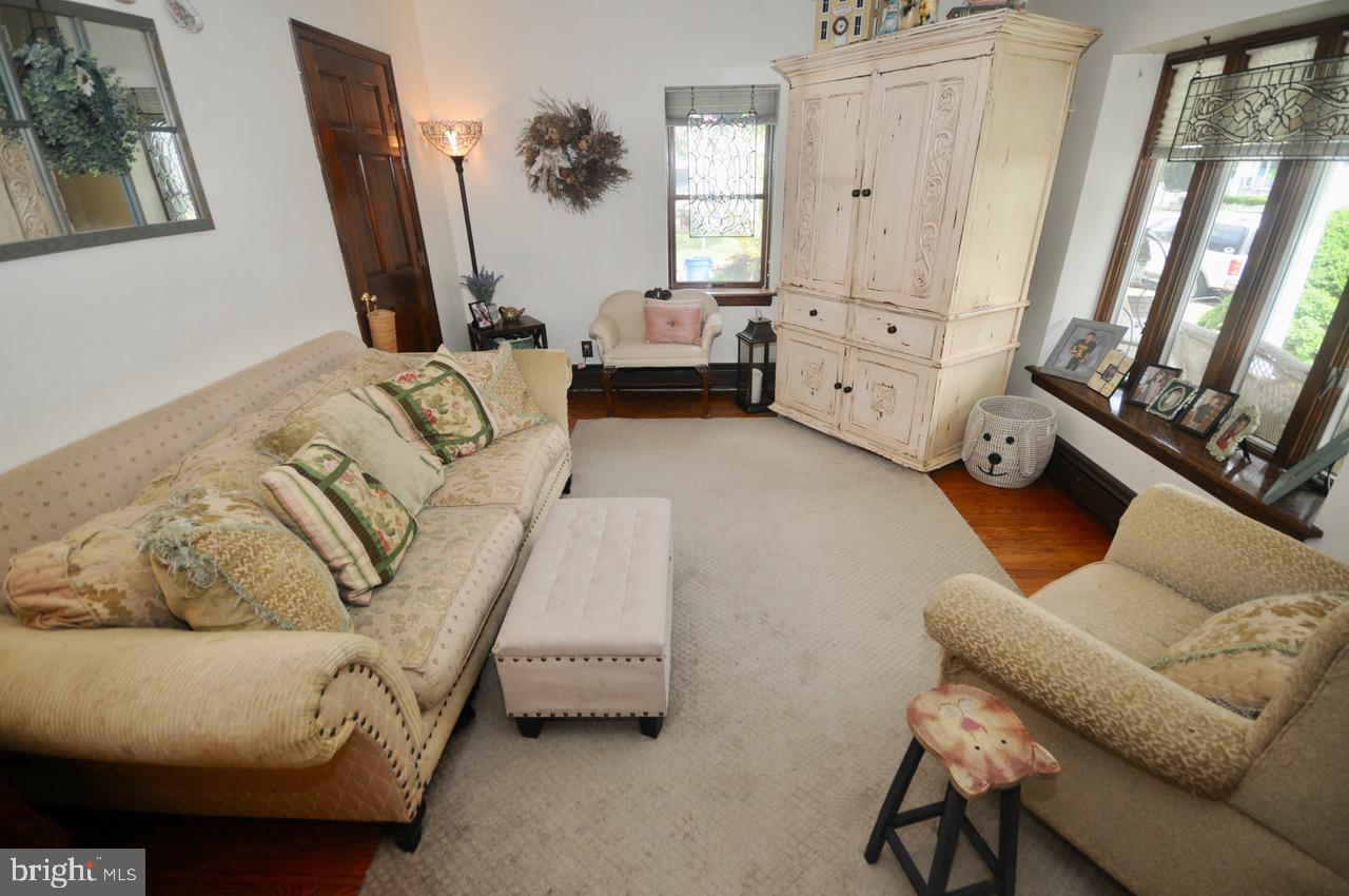 147 Kinsman Road Florence, NJ 08518 - Photo 17 of 60 Living Room
