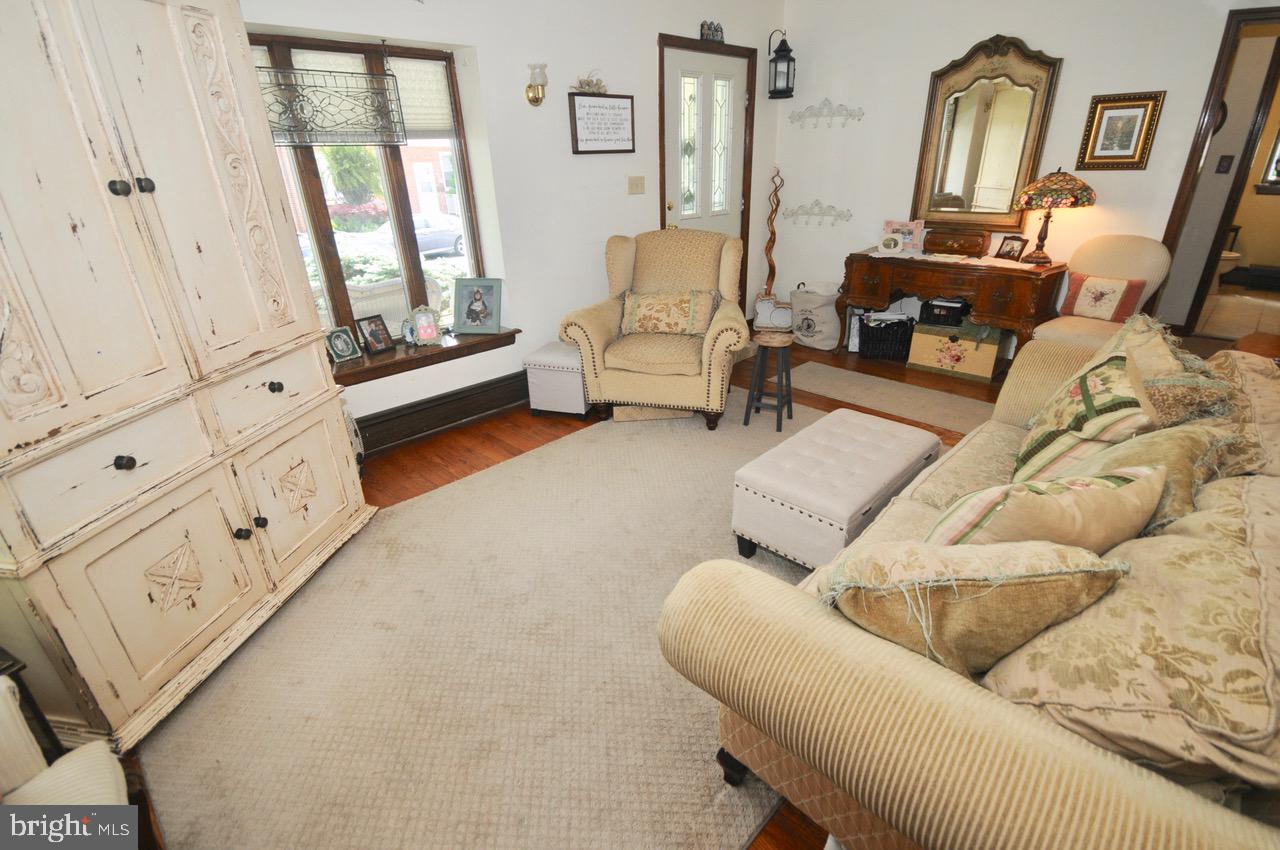 147 Kinsman Road Florence, NJ 08518 - Photo 18 of 60 Living Room
