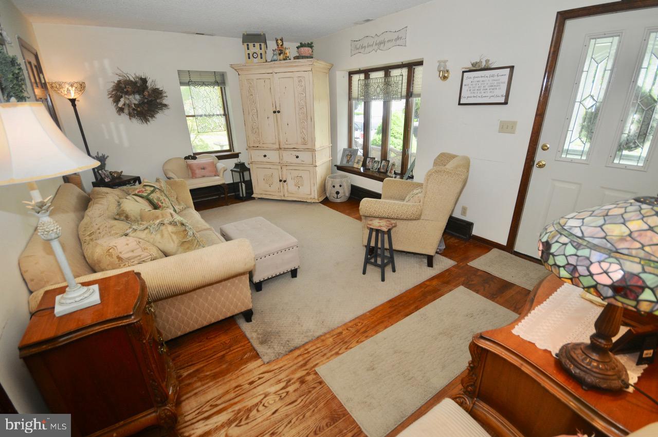 147 Kinsman Road Florence, NJ 08518 - Photo 4 of 60 Living Room
