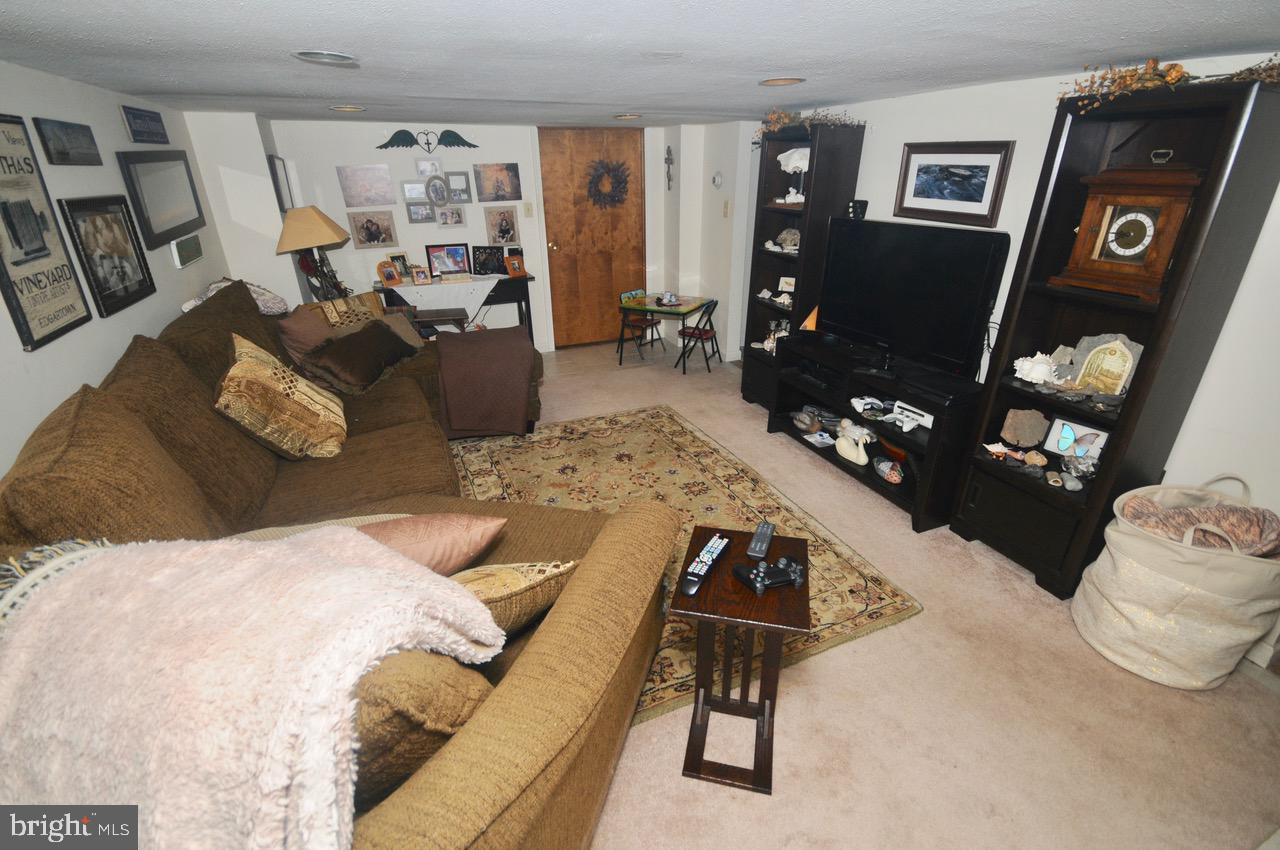 147 Kinsman Road Florence, NJ 08518 - Photo 34 of 60 Family Room