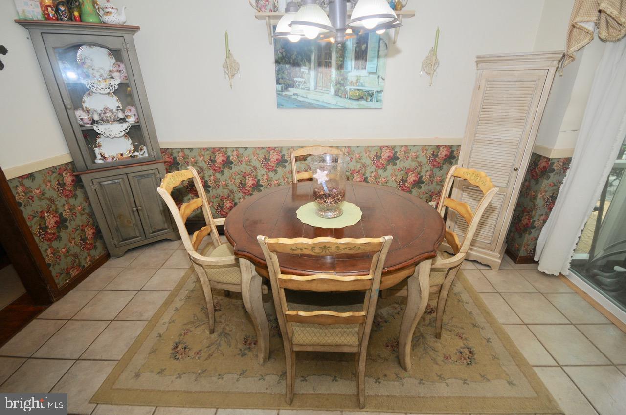 147 Kinsman Road Florence, NJ 08518 - Photo 6 of 60 Dining Area