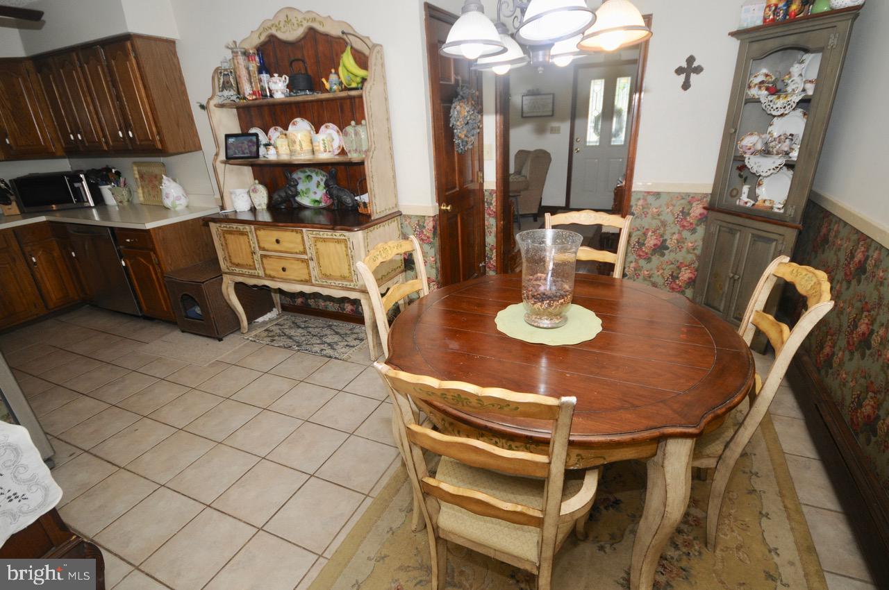 147 Kinsman Road Florence, NJ 08518 - Photo 7 of 60 Eat In Kitchen
