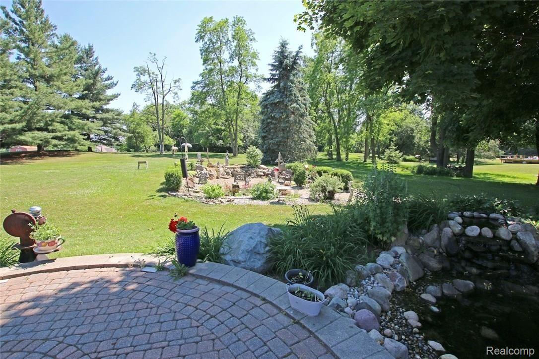 6451 Oakhill Road Clarkston, MI 48348 - Photo 46 of 52 46) Backyard.jpg