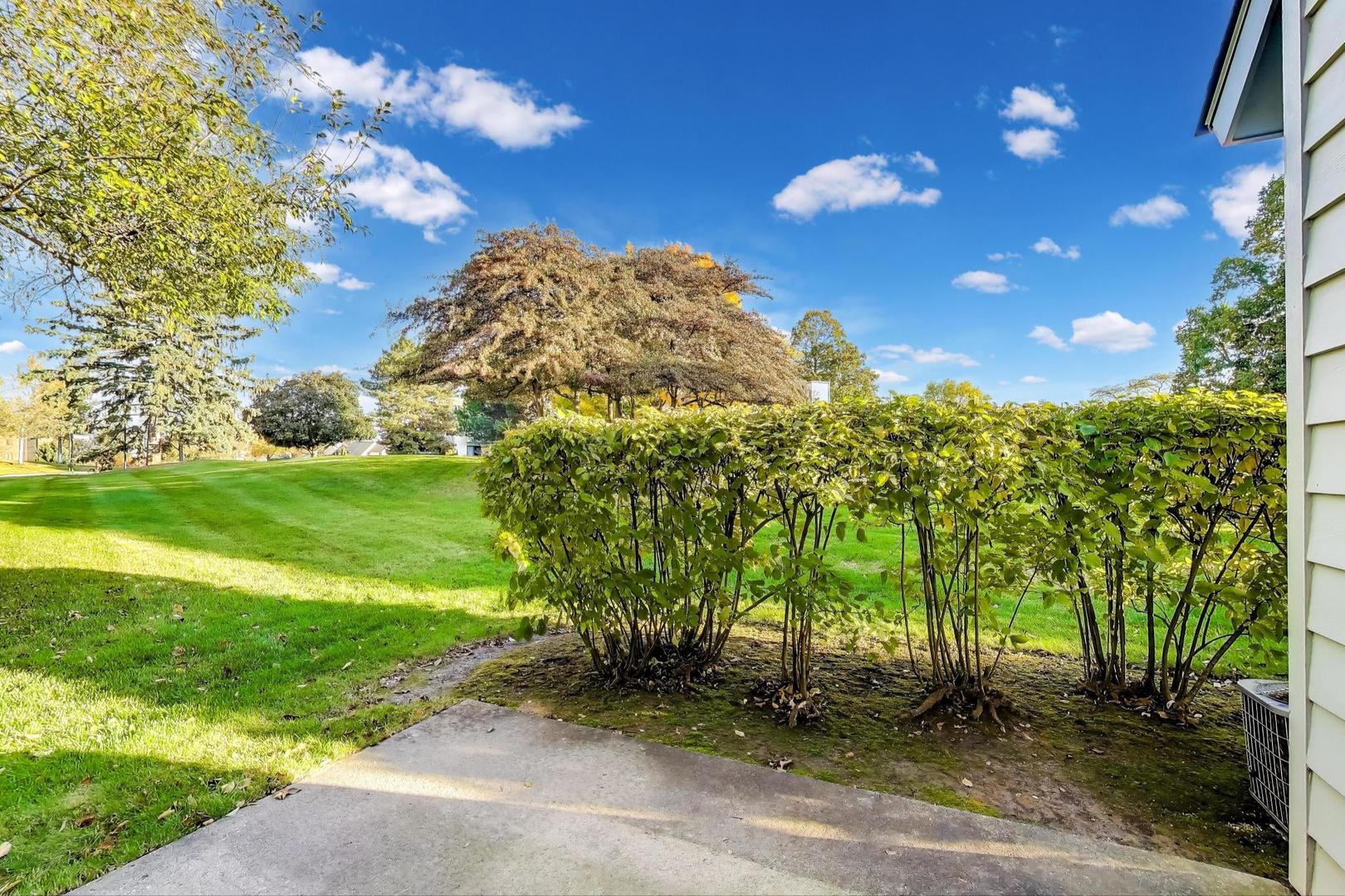 691 Wakefield Road, Unit 691 Gurnee, IL 60031 - Photo 3 of 26 a view of a garden