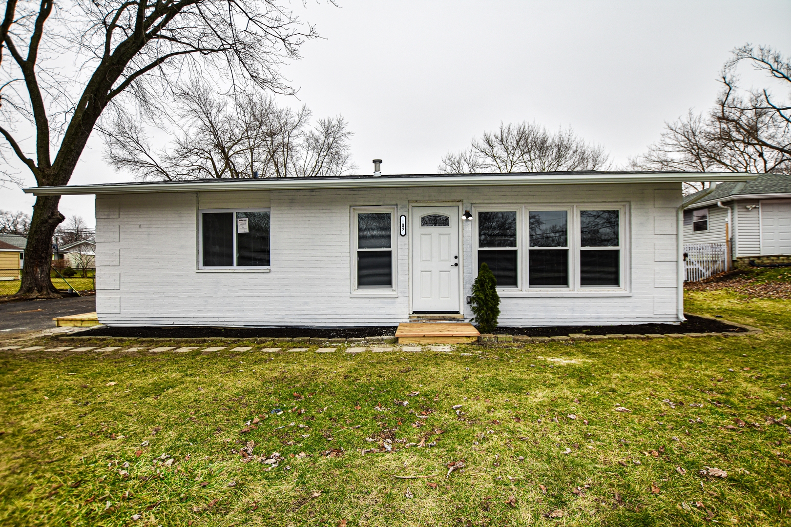 a view of a house with a yard