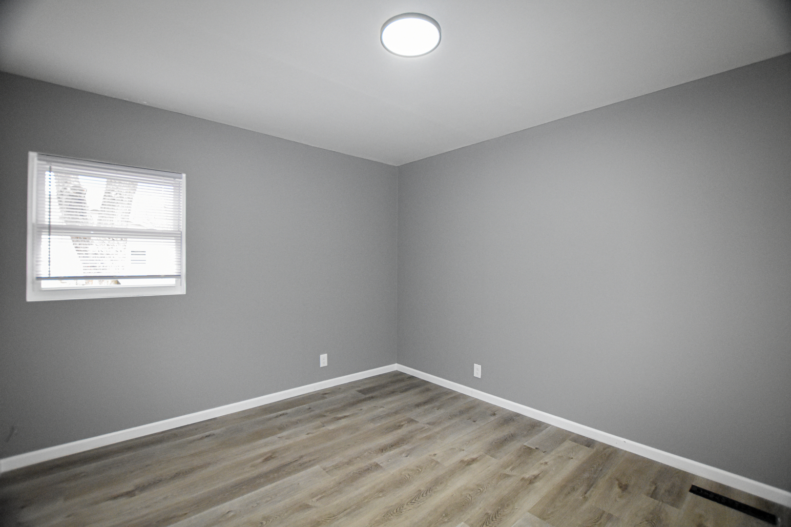 109 South Bartlett Road Streamwood, IL 60107 - Photo 21 of 39 an empty room with a window