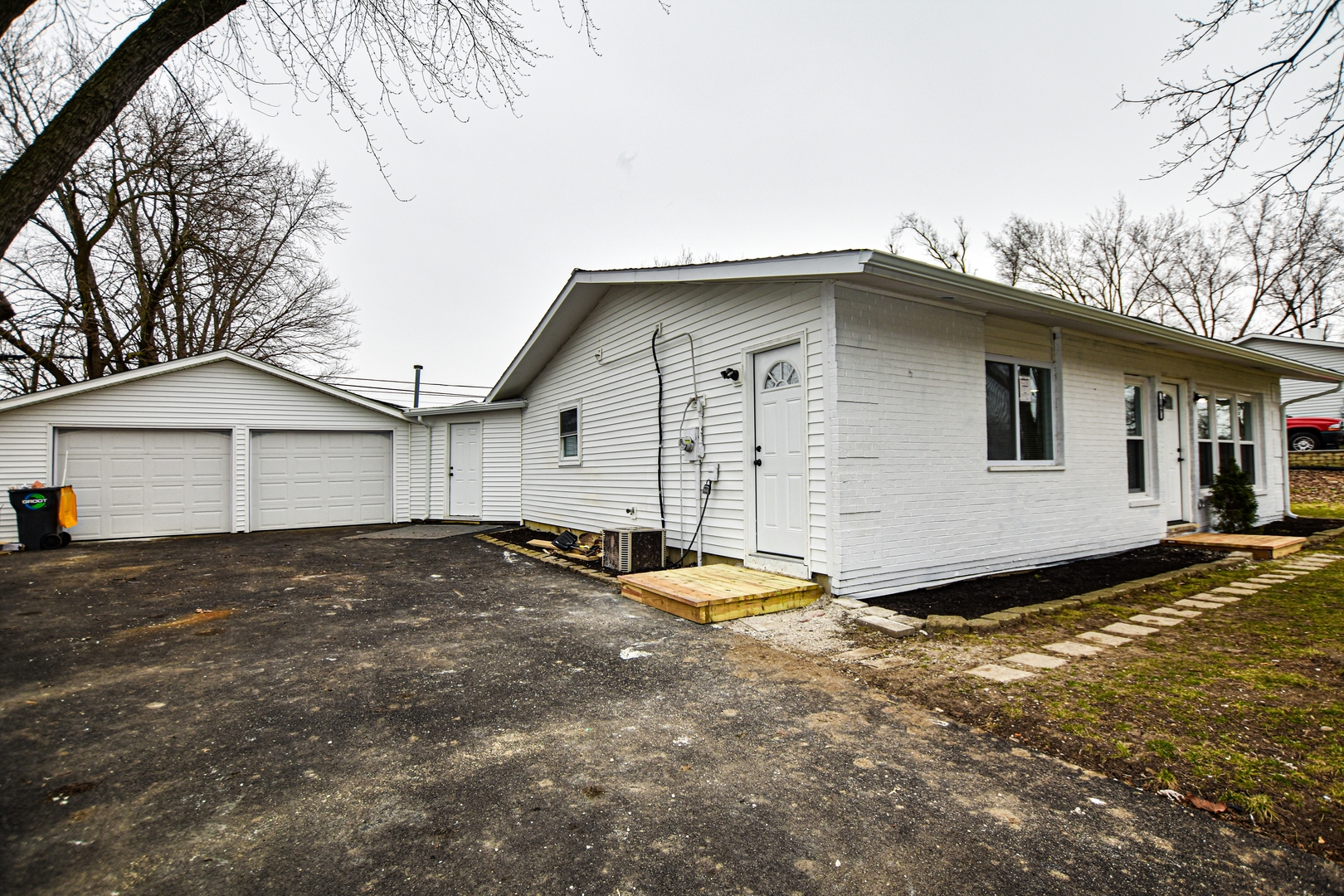 109 South Bartlett Road Streamwood, IL 60107 - Photo 4 of 39 a view of a house with backyard and trees