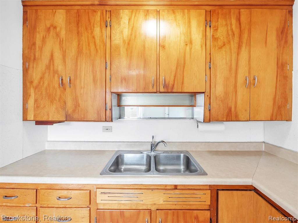 20402 Inkster Road Redford, MI 48240 - Photo 16 of 43