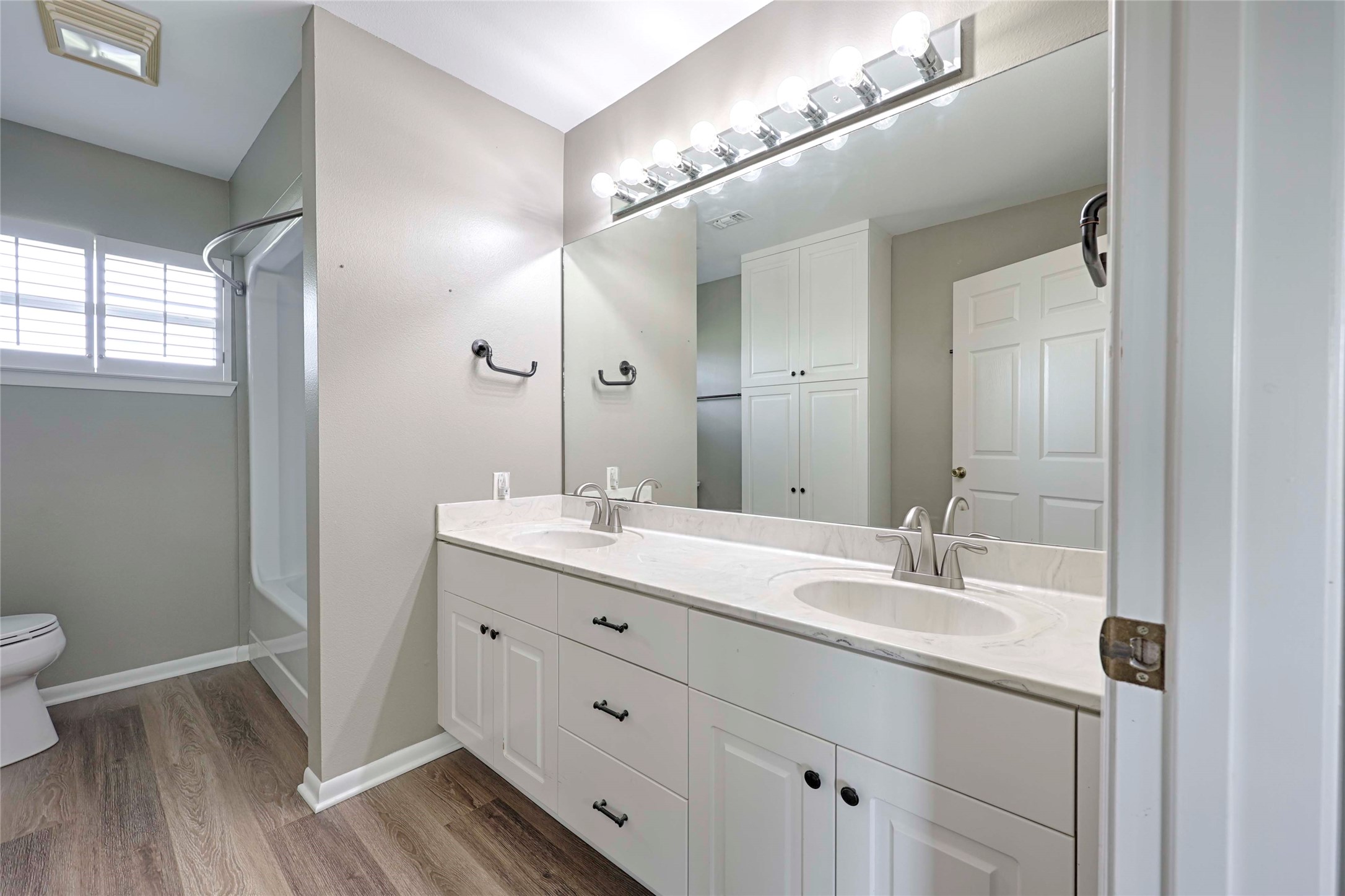 3545 East I- 10 Frontage Road Schulenburg, TX 78956 - Photo 18 of 40 a bathroom with a double vanity sink and a mirror