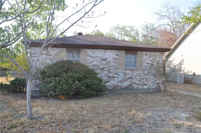 $995 | 412 Ash Street, College Station, TX 77840