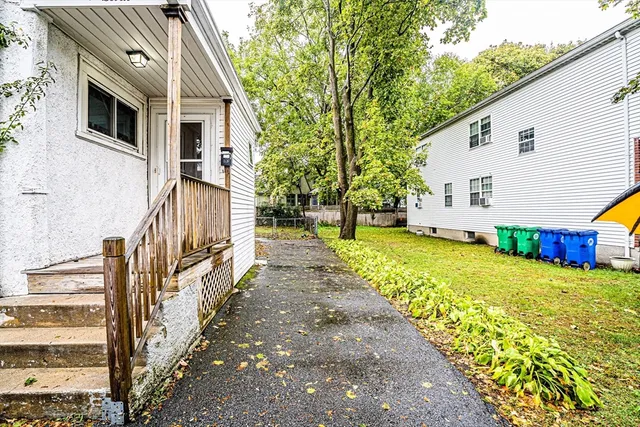 a view of a house with backyard