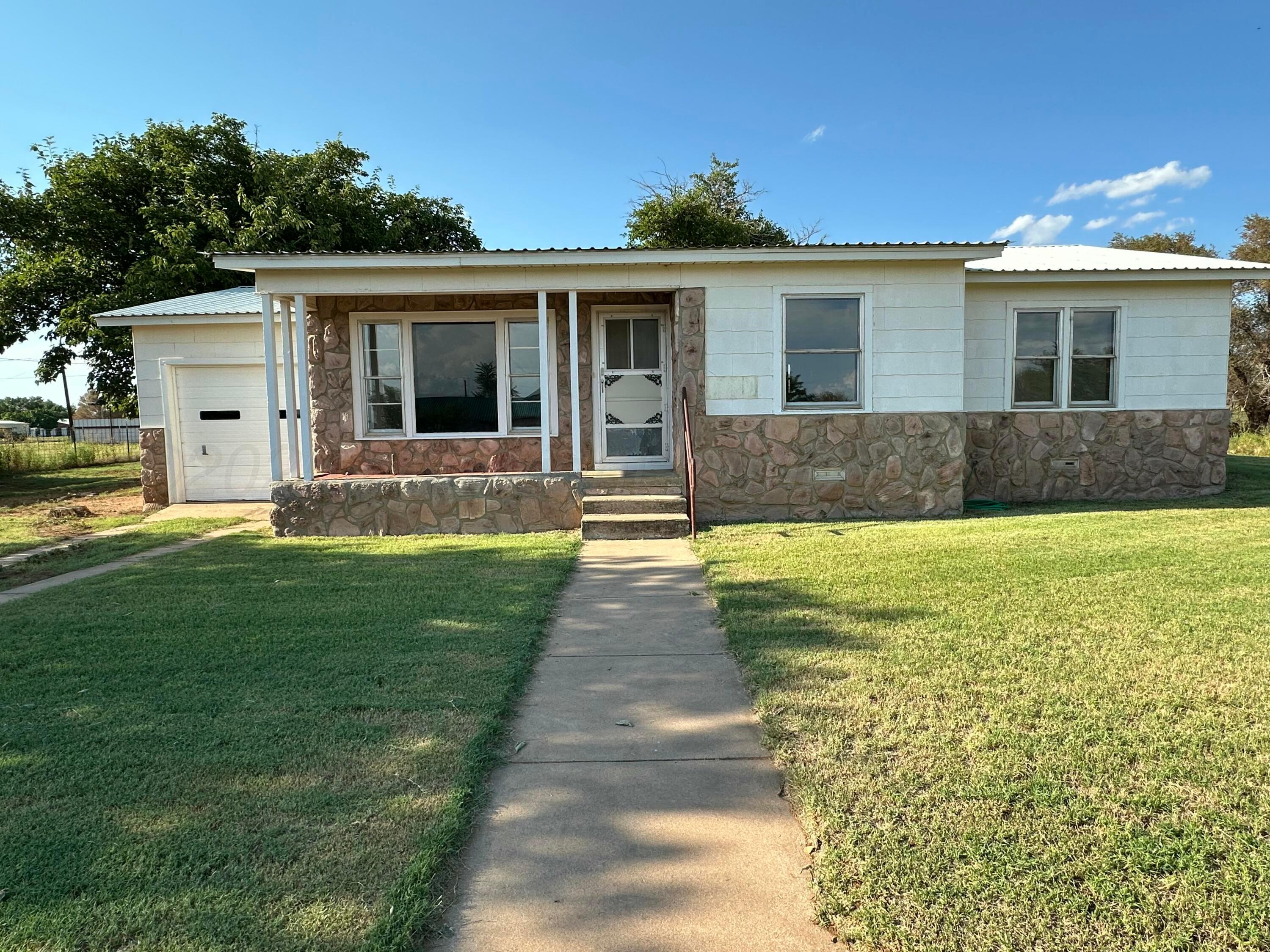 913 Bell Avenue Turkey, TX 79261 - Photo 2 of 18 a front view of house with yard and green space