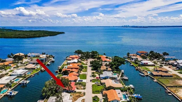 $950,000 | 2053 Iowa Avenue Northeast, St. Petersburg, FL 33703