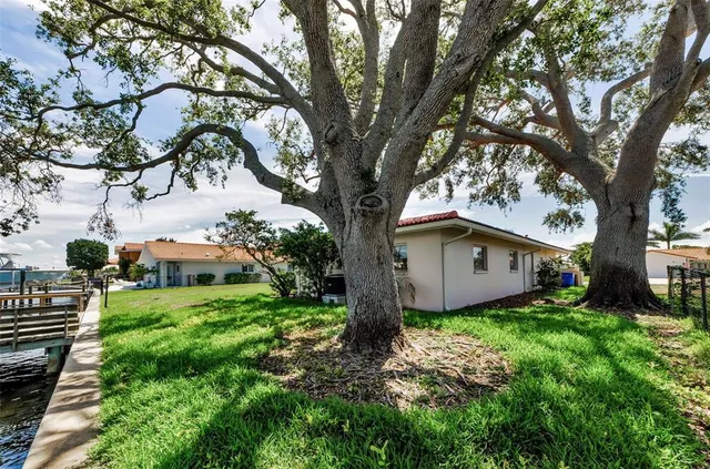 $950,000 | 2053 Iowa Avenue Northeast, St. Petersburg, FL 33703