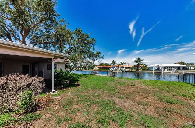 $950,000 | 2053 Iowa Avenue Northeast, St. Petersburg, FL 33703