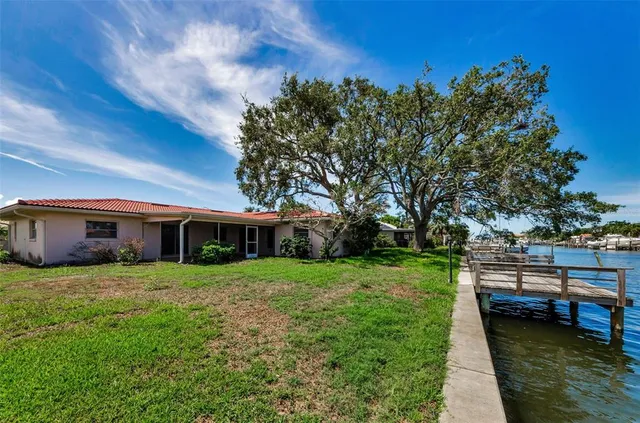 $950,000 | 2053 Iowa Avenue Northeast, St. Petersburg, FL 33703