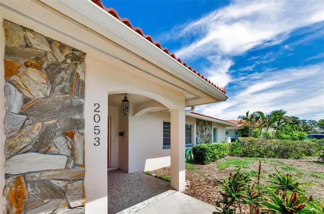 $950,000 | 2053 Iowa Avenue Northeast, St. Petersburg, FL 33703