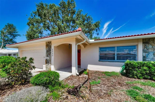 $950,000 | 2053 Iowa Avenue Northeast, St. Petersburg, FL 33703