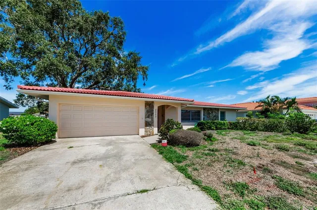 $950,000 | 2053 Iowa Avenue Northeast, St. Petersburg, FL 33703