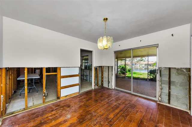 $950,000 | 2053 Iowa Avenue Northeast, St. Petersburg, FL 33703