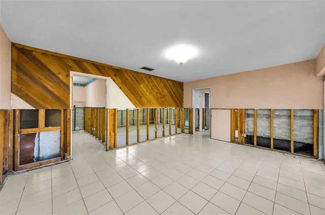 $950,000 | 2053 Iowa Avenue Northeast, St. Petersburg, FL 33703