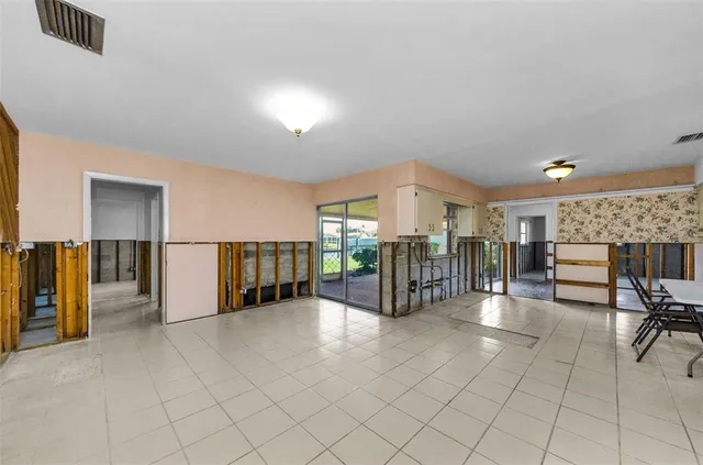 $950,000 | 2053 Iowa Avenue Northeast, St. Petersburg, FL 33703