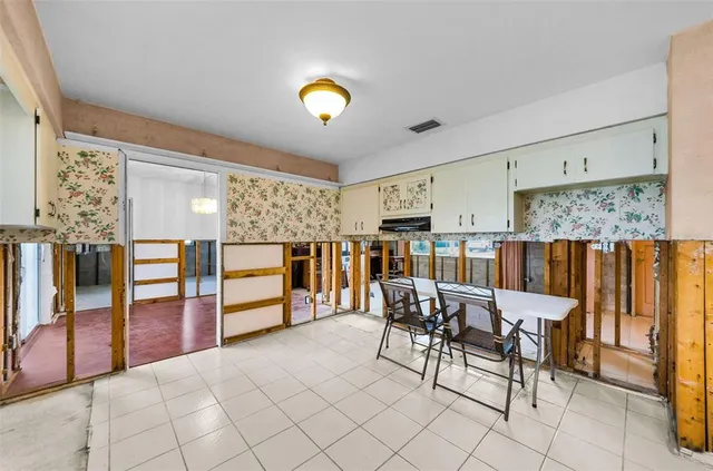 $950,000 | 2053 Iowa Avenue Northeast, St. Petersburg, FL 33703