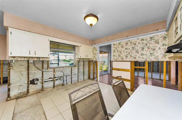 $950,000 | 2053 Iowa Avenue Northeast, St. Petersburg, FL 33703